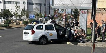 Accident pe Bulevardul Decebal: două mașini implicate, taxi proiectat pe trotuar