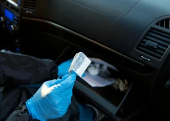 Trafic de droguri cu bebelușul în brațe! Cuplu prins cu jumătate de kilogram de „cristal”