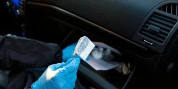 Trafic de droguri cu bebelușul în brațe! Cuplu prins cu jumătate de kilogram de „cristal”