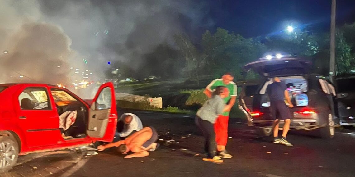 Mașină în flăcări după un accident pe DN76, în Hidișelu de Sus