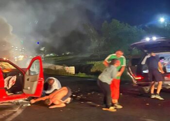 Mașină în flăcări după un accident pe DN76, în Hidișelu de Sus