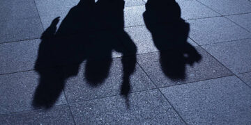 Scandal sângeros și bătaie ca în filme: doi frați și-au lovit vecinii cu BMW-ul și cuțitul!