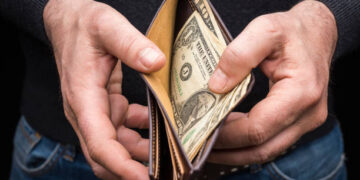 „Țeapă” cu BMW de lux: cumpărat pe 26.500 €, vândut pe 30.000 € și… achitat!