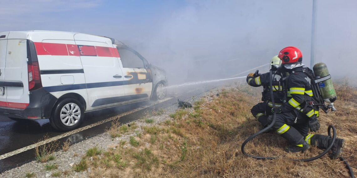 Autoutilitară în flăcări pe Centura Nojorid. Pompierii au intervenit prompt