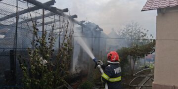 Incendiu izbucnit la o gospodărie din Săcueni: anexă mistuită de flăcări