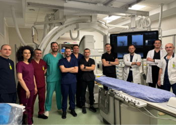 Echipa Compartimentului de Radiologie Intervențională a SCJU Bihor (de la stânga spre dreapta: teh. Remus Florian, Dr. Adriana Pop br. Adrian Negrean, teh. Andrei Lazăr, teh. Alex Bîrsan, fiz. med. Andrei Stoie, teh. Nicolae Cioca, Dr. Sebastian Boancă, Dr. Dan Mihoc, Dr. Mihai Gherman, Dr. Călin Morgovan