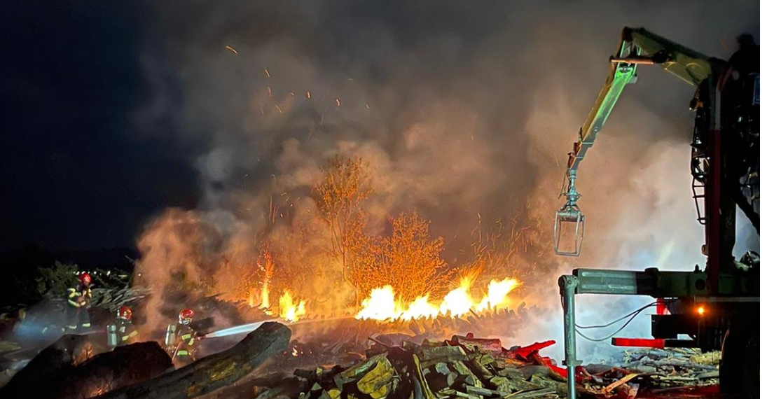 Incendiu la un depozit de lemne din Finiș: pompierii au salvat hala și utilajele, după ce 25 mc de bușteni au ars