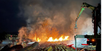 Incendiu la un depozit de lemne din Finiș: pompierii au salvat hala și utilajele, după ce 25 mc de bușteni au ars