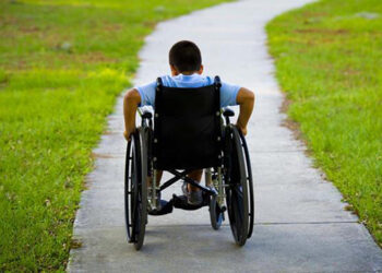 Lege nouă pentru părinți: mai multe zile de muncă de acasă pentru cei care îngrijesc copii cu nevoi speciale