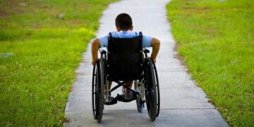 Lege nouă pentru părinți: mai multe zile de muncă de acasă pentru cei care îngrijesc copii cu nevoi speciale