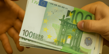 Inculpat reținut de DNA după ce ar fi pretins 180.000 de euro pentru a influența judecători ai Tribunalului București