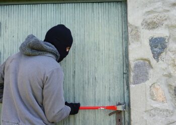 Au intrat peste el în casă, l-au lovit și l-au jefuit pentru 250 de lei și două pachete de țigări: trei inculpați trimiși în judecată la Oradea