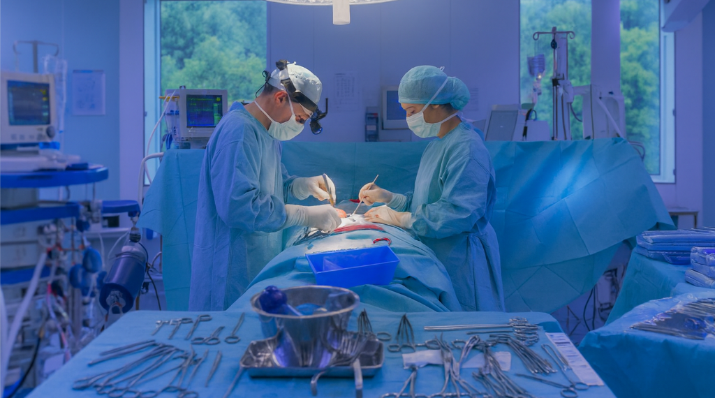 Doctorul care a părăsit pacienta, în timpul operației, pentru a întreține relații intime cu o asistentă medicală are în continuare dreptul să practice