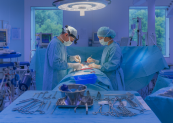 Doctorul care a părăsit pacienta, în timpul operației, pentru a întreține relații intime cu o asistentă medicală are în continuare dreptul să practice