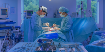 Doctorul care a părăsit pacienta, în timpul operației, pentru a întreține relații intime cu o asistentă medicală are în continuare dreptul să practice