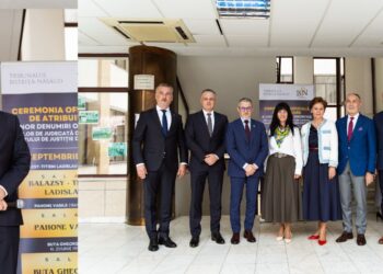 Alin Moruțan, decanul Baroului Bistrița-Năsăud, în prim plan, inițiatorul proiectului prin care mai multe săli de judecată din Palatul de Justiție Bistrița au primit denumiri onorifice alături de invitații săi