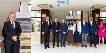 Alin Moruțan, decanul Baroului Bistrița-Năsăud, în prim plan, inițiatorul proiectului prin care mai multe săli de judecată din Palatul de Justiție Bistrița au primit denumiri onorifice alături de invitații săi