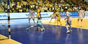 Noi cu scandalul iar ei cu calificarea