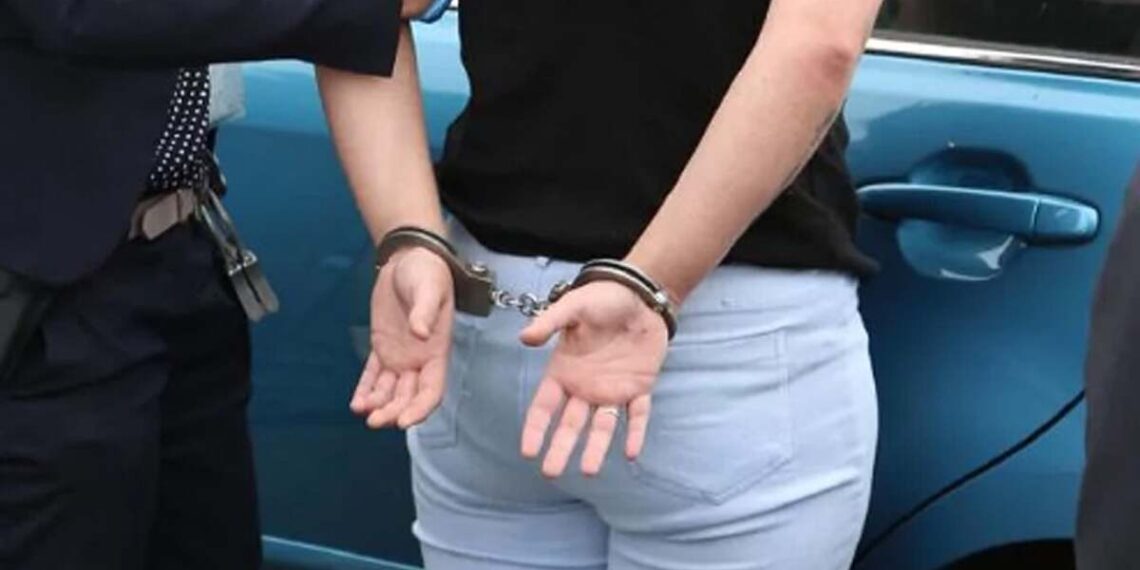 A bătut un bătrân de 87 de ani pentru 10 lei: femeie trimisă în judecată pentru tâlhărie calificată