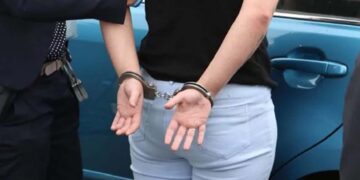 A bătut un bătrân de 87 de ani pentru 10 lei: femeie trimisă în judecată pentru tâlhărie calificată