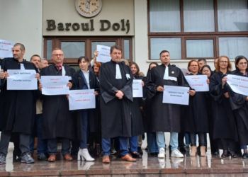 Protest spontan al avocaților Baroului Dolj Sursă foto: Jurnalul Olteniei