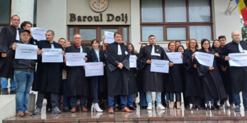 Protest spontan al avocaților Baroului Dolj Sursă foto: Jurnalul Olteniei