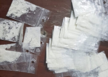 Zeci de pliculețe gata de vânzare, găsite în apartamentul unui traficant din Bihor