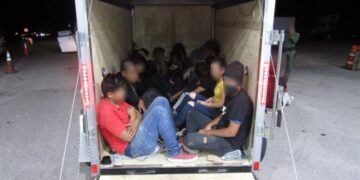 Migranți ascunși printre sucuri și croissante: rețeaua, prinsă la graniță