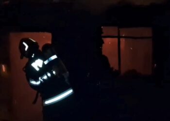 Incendiu de proporții în Oradea: o gospodărie, cuprinsă de flăcări luni seara