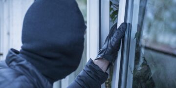 Furt în serie la Oradea: a spart locuințe, baruri și sedii, dar n-a scăpat de polițiști