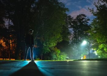 Noapte de groază în Oradea: un bărbat a fost bătut și tâlhărit de trei tineri în parc