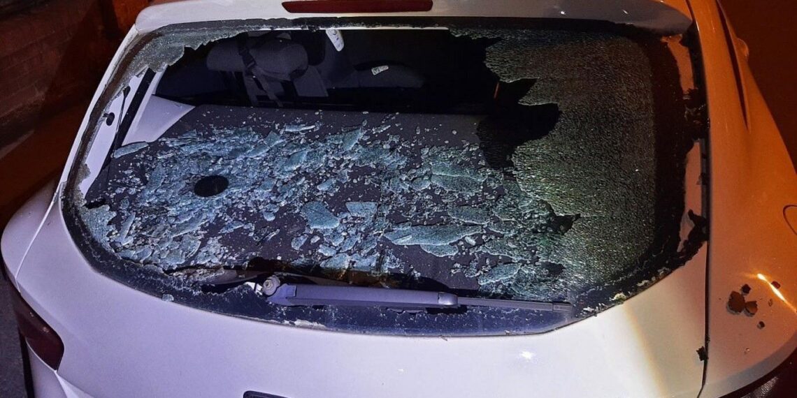 Scandal în stradă: Bătaie, spray lacrimogen și o lunetă făcută țăndări în toiul nopții