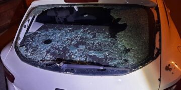 Scandal în stradă: Bătaie, spray lacrimogen și o lunetă făcută țăndări în toiul nopții