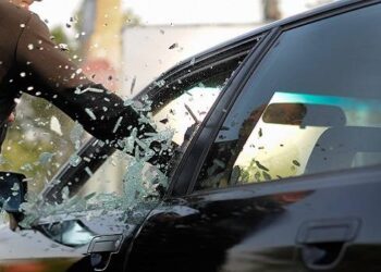 Noapte de furie! Un bărbat a distrus trei mașini și a spart geamurile unei clădiri