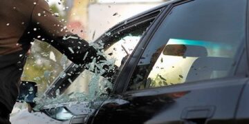 Noapte de furie! Un bărbat a distrus trei mașini și a spart geamurile unei clădiri