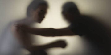 Decizie blândă a instanței: un orădean care și-a lovit vecinul primește doar un avertisment