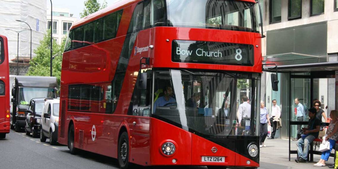 Român judecat pentru o bătaie în Marea Britanie! A sărit la un șofer de microbuz care ar fi jignit-o pe iubita lui!