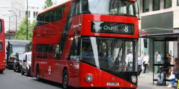 Român judecat pentru o bătaie în Marea Britanie! A sărit la un șofer de microbuz care ar fi jignit-o pe iubita lui!