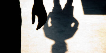 Bătaie sângeroasă între frați: unul a fost lovit în cap cu o țeavă metalică!