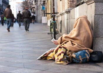 Femeie de 84 de ani, jefuită chiar în casa ei de o „cerșetoare miloasă”