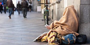 Femeie de 84 de ani, jefuită chiar în casa ei de o „cerșetoare miloasă”