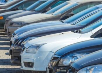 Afaceri fictive cu mașini second-hand: prejudiciu de peste 2,4 milioane de lei în Bihor