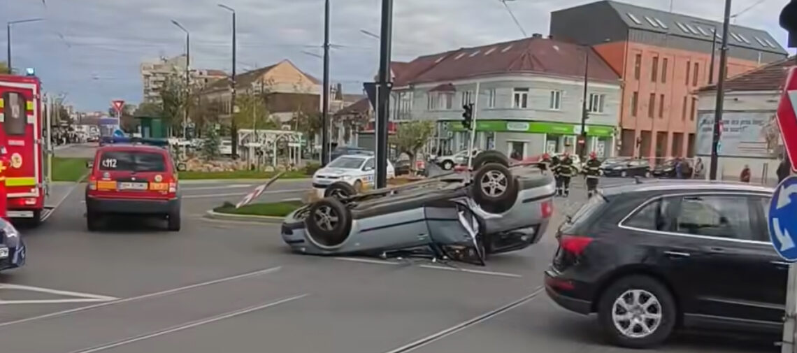 Accident rutier în Oradea, pe Calea Aradului: mașină răsturnată în intersecția de la Emanuel