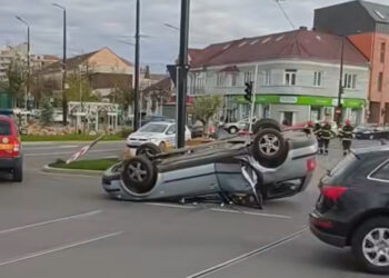 Accident rutier în Oradea, pe Calea Aradului:  mașină răsturnată în intersecția de la Emanuel