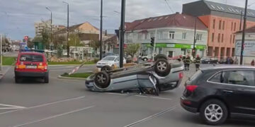 Accident rutier în Oradea, pe Calea Aradului:  mașină răsturnată în intersecția de la Emanuel