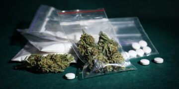 Cristale, cannabis și pastile: ce au găsit anchetatorii în apartamentul din Oradea!