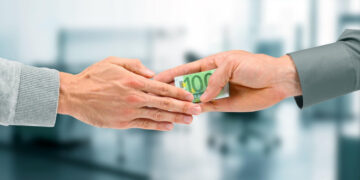 Nouă infracțiune de corupție: mituirea funcționarilor publici străini