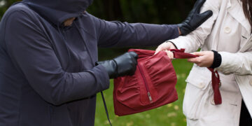 „A tras-o de păr și i-a furat geanta!” – Agresor arestat pentru tâlhărie calificată