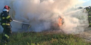 VIDEO | Flăcări uriașe au distrus o mașină electrică la Cheriu