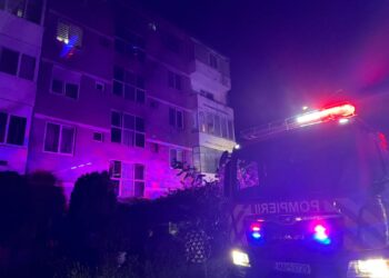 Panică la Ștei! Incendiu într-un bloc de locuințe: Zeci de oameni s-au autoevacuat